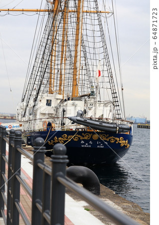 横浜新港に停泊する帆船 64871723