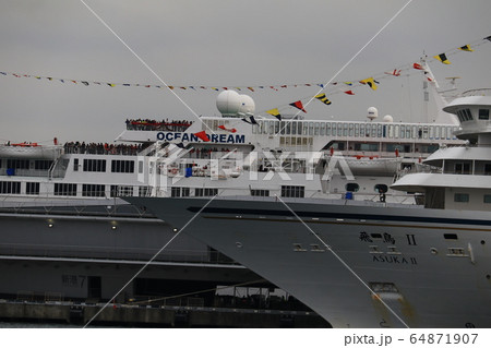 大さん橋に停泊する大型客船 64871907