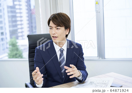若いビジネスマン 若いビジネスマン 64871924