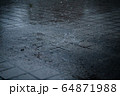 激しく打ち付ける水しぶき 64871988