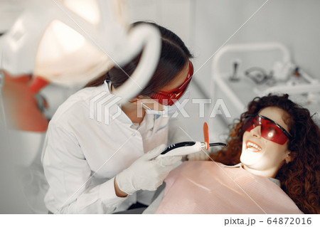 Beautiful girl sitting in the dentist's office 64872016