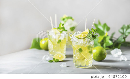 Cold tea with lime, mint and ice 64872100