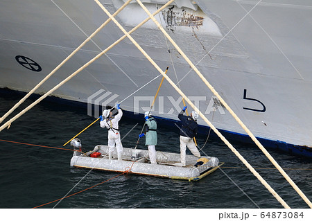 大型クルーズ船飛鳥Ⅱの清掃作業 64873084