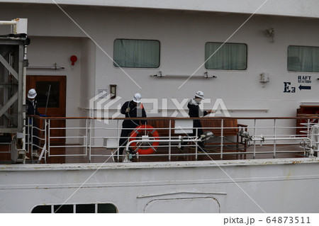 横浜港で停泊中の船作業 64873511