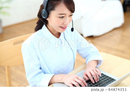 在宅ワークにてオペレーターの女性イメージ 64874351