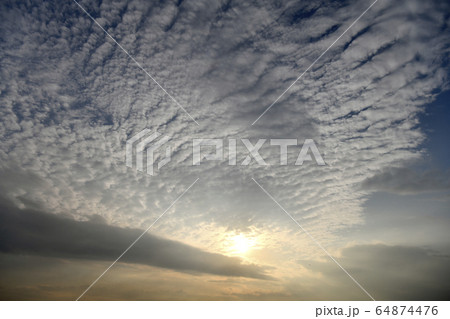 日本の雲風景・青空と雲、太陽、飛行機 64874476