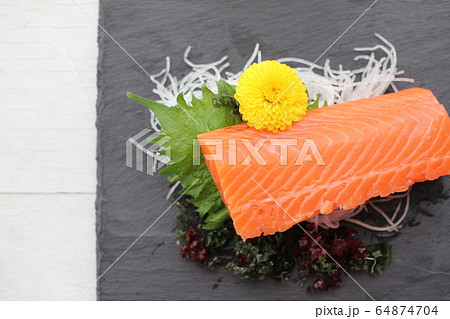 新鮮生サーモンの刺身柵　刺身用サーモンブロック 64874704