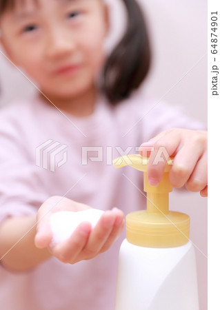 手洗い (予防 抗菌 帰宅 ボディパーツ 顔なし コピースペース 子供 ハンドソープ 石鹸 洗面台) 手洗い (予防 抗菌 帰宅 ボディパーツ 顔なし コピースペース 子供 ハンドソープ 石鹸 洗面台) 64874901