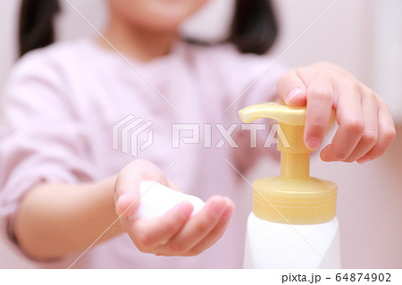 手洗い (予防 抗菌 帰宅 ボディパーツ 顔なし コピースペース 子供 ハンドソープ 石鹸 洗面台) 64874902