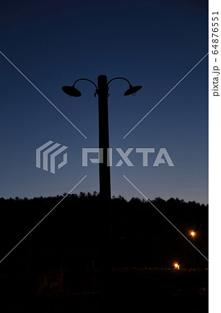 北海道　古い街灯のある風景 64876551