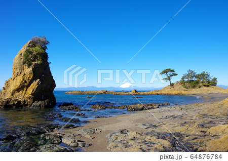 秋谷・立石海岸から富士山を望む（横須賀市） 64876784
