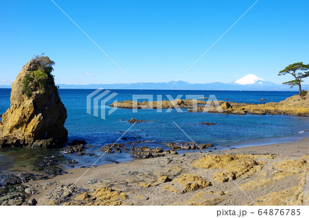 秋谷・立石海岸から富士山を望む（横須賀市） 64876785