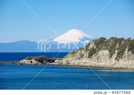 長者ヶ崎越しに冬晴れの富士山を望む（神奈川県横須賀市） 64877066