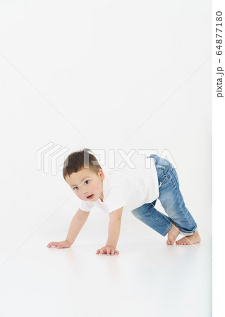 男の子 白バック 男の子 白バック 64877180