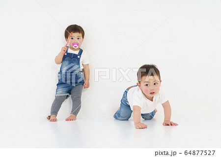 子ども 兄妹 白バック 子ども 兄妹 白バック 64877527