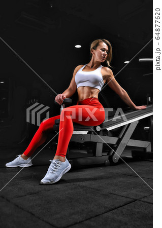 Fitness girl posing in the gym фотография Stock