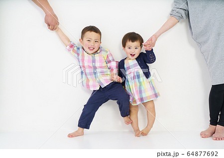 家族　兄妹　キッズ 64877692