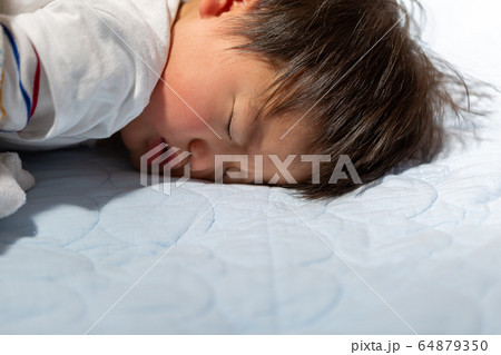 幼児の寝顔 アップ 男児 ボケ 幼児の寝顔 アップ 男児 ボケ 64879350