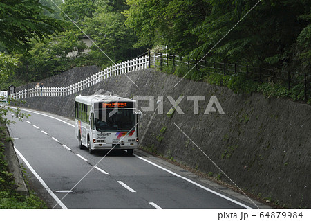 戸隠神社を行くアルピコ交通バス 64879984