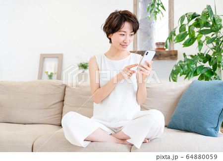 女性 ビューティーイメージ スマホ 女性 ビューティーイメージ スマホ 64880059