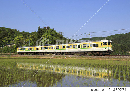 初夏の越後線115系電車(弥彦線色) 初夏の越後線115系電車(弥彦線色) 64880271