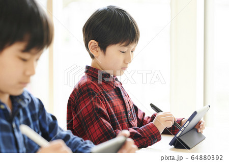 タブレット学習 授業 小学生の写真素材