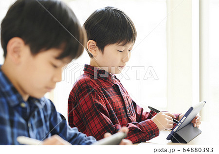 タブレット学習 授業 小学生の写真素材