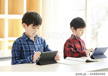 タブレット学習 授業 小学生の写真素材 タブレット学習 授業 小学生の写真素材