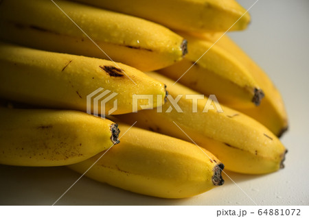 A bunch of fresh, ripe, organic and natural yellow bananas that make people  healthy. 21054351 PNG