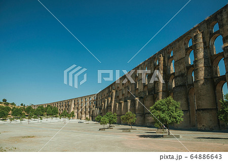 Aqueduct with arches and rectangular pillars in Elvas 64886643
