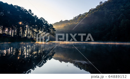 The landscape of the reservoir and the morning fog 64889152