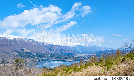 大町市・権現山から望む青木湖と後立山連峰（４月） 64889407