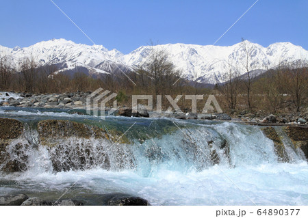 白馬の春　松川から望む北アルプス 64890377