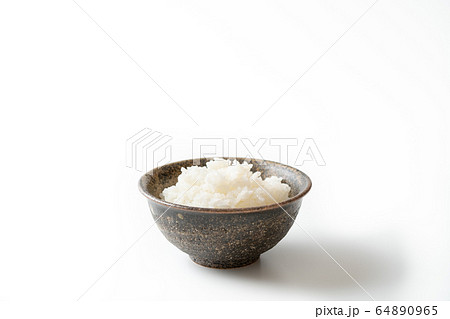 茶碗に盛られたご飯 64890965