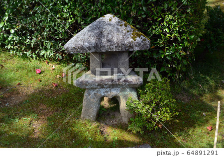 桂離宮笑意軒の三角燈籠 64891291