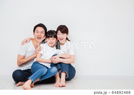 家族　親子　ポートレート　お母さん　子供　お父さん 64892466