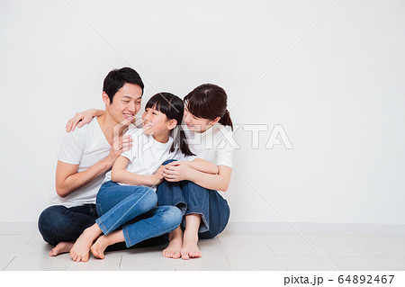 家族　親子　ポートレート　お母さん　子供　お父さん 64892467