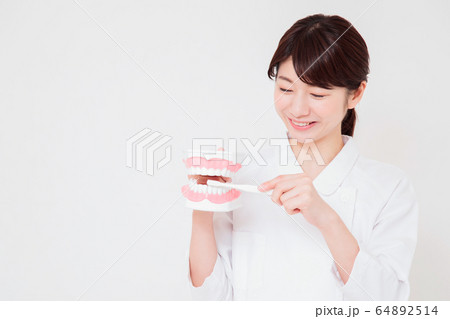 女性　歯医者　デンタルケア　歯科衛生士　虫歯予防　ホワイトニング 64892514