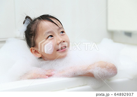入浴　女児 1人お風呂に入る幼い女の子 育児 成長 自立 入浴 衛生 清潔 ...