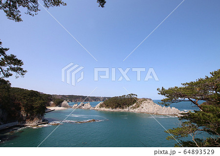 春の浄土ヶ浜を御台場展望台から眺める 春の浄土ヶ浜を御台場展望台から眺める 64893529