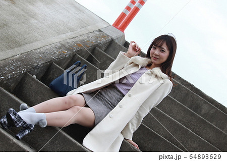 大阪人女性モデルの街歩きスナップ写真 猫顔美人の写真素材