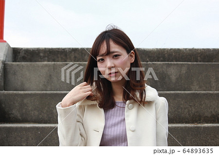大阪人女性モデルの街歩きスナップ写真 猫顔美人の写真素材