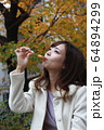 美人大阪人女性の食べ歩きモデル写真: みたらし団子編 64894299