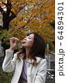 美人大阪人女性の食べ歩きモデル写真: みたらし団子編 64894301