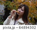 美人大阪人女性の食べ歩きモデル写真: みたらし団子編 64894302