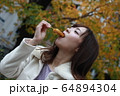美人大阪人女性の食べ歩きモデル写真: みたらし団子編 64894304