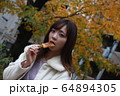 美人大阪人女性の食べ歩きモデル写真: みたらし団子編 64894305