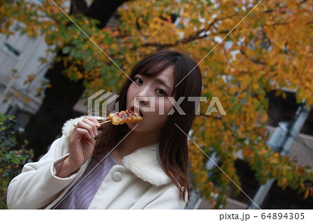 美人大阪人女性の食べ歩きモデル写真: みたらし団子編 美人大阪人女性の食べ歩きモデル写真: みたらし団子編 64894305