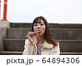 美人大阪人女性の食べ歩きモデル写真: みたらし団子編 64894306