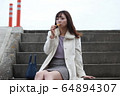 美人大阪人女性の食べ歩きモデル写真: みたらし団子編 64894307